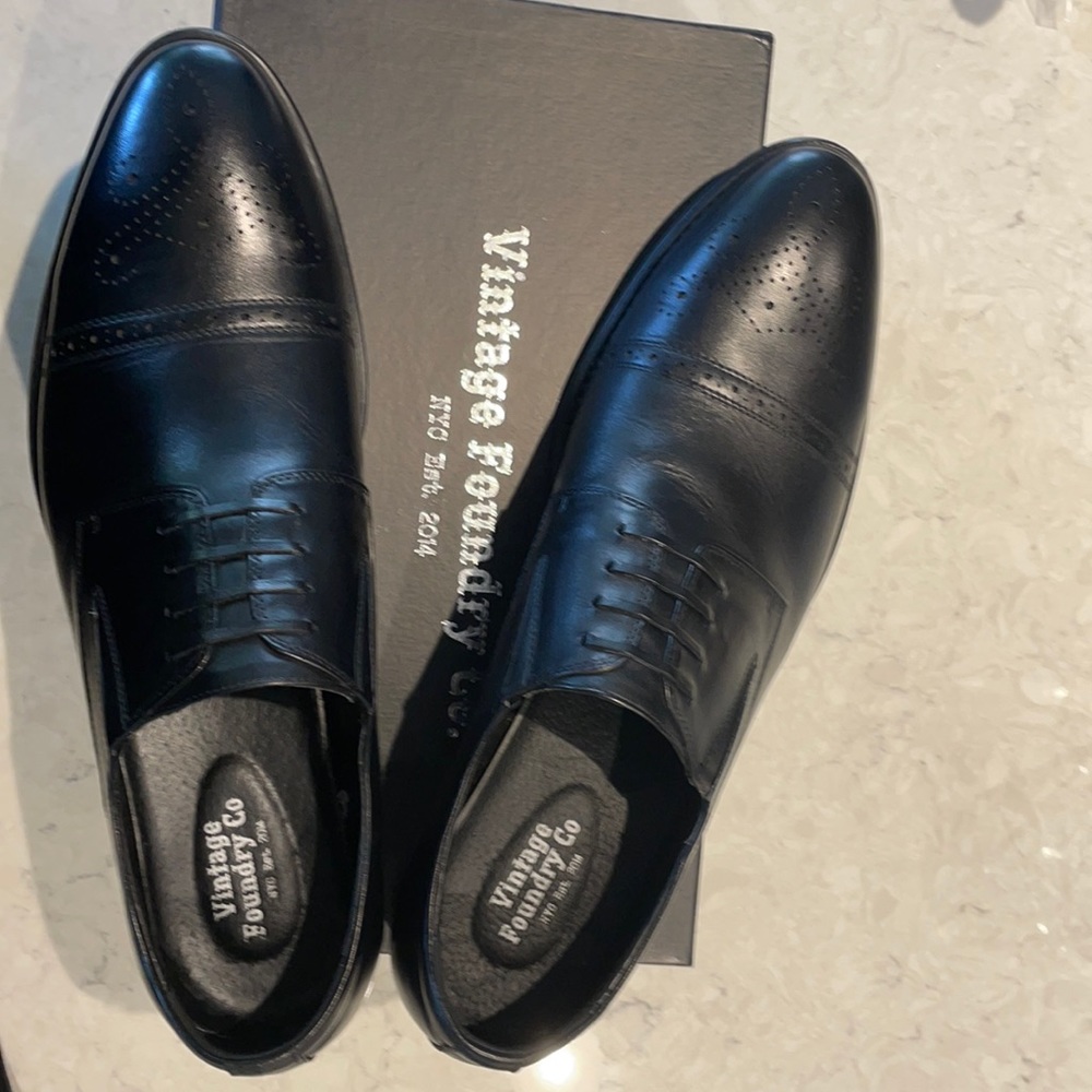 Men’s black size 13 dress shoe